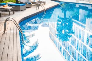 umbrella-chair-around-beautiful-luxury-swimming-pool